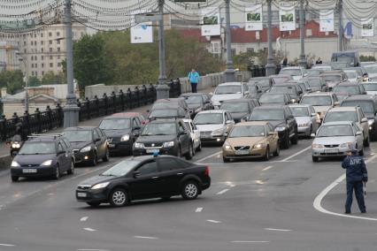 Автомобильные пробки в центре Москвы, 9 сентября 2010 года. Автомобили. Движение Большой каменный мост. ГАИ. ГИБДД. ДПС. Милиция. Проблесковый маячок. Мигалка. Чиновник.