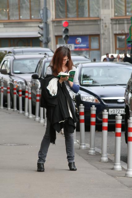 Улицы Москвы,девушка с книгой. Читатель. Литература. Читательница. Книга. Книги.