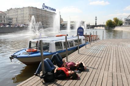 Прогулочные катера у причала под мостом. Погода. Солнце. Загар. Осень. Конец лета. Лето. Сезон. Отдых. Релакс. Девушки. Мечта.