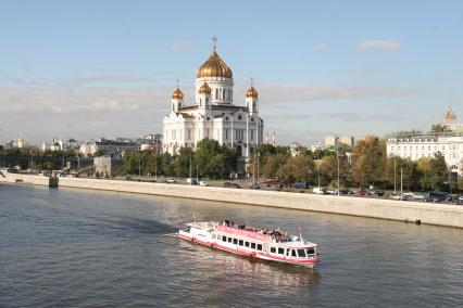 Вид на Храм Христа Спасителя с Большого каменного моста, 9 сентября 2010 года. Катание по реке экскурсия. Прогулочный корабль.