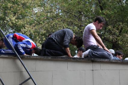 Пятничный молебен возле мечети на Проспекте мира, 10 сентября 2010 года. Религия. Мусульмане. Ураза Байрам.