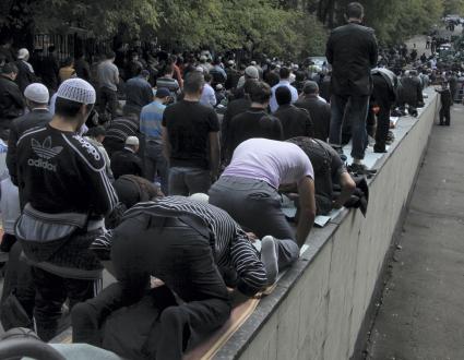 Пятничный молебен возле мечети на Проспекте мира, 10 сентября 2010 года. Религия. Мусульмане. Ураза Байрам.