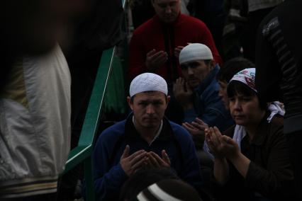 Пятничный молебен возле мечети на Проспекте мира, 10 сентября 2010 года. Религия. Мусульмане. Ураза Байрам.