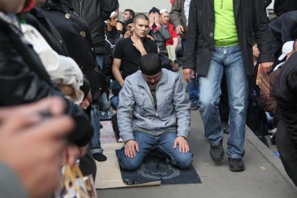 Пятничный молебен возле мечети на Проспекте мира, 10 сентября 2010 года. Религия. Мусульмане. Ураза Байрам.