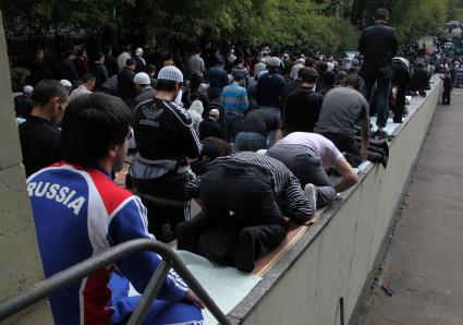Пятничный молебен возле мечети на Проспекте мира, 10 сентября 2010 года. Религия. Мусульмане. Ураза Байрам.