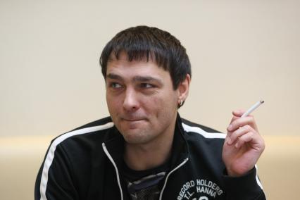 21.02.2010 Самара, Россия. Юрий Шатунов с сигаретой