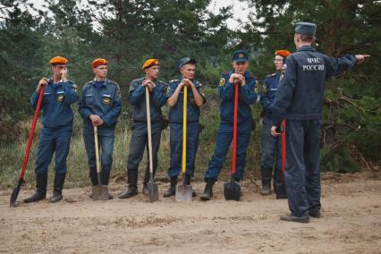 03.09.2010 Тольятти, Россия. Инструктаж спасателей МЧС России перед отправкой на тушение лесного пожара.