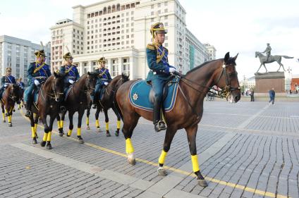 04 сентября 2010 год. На снимке: Конный  специальный караул президентского полка. Несение службы.