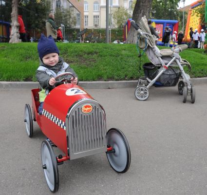 Дети, детский автомобиль, катание на детских машинах. Фото:  04 сентября 2010 год.