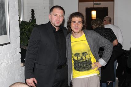 2 сентября 2010 года. Салон VERANDA SEVEN. Открытие выставки Андрея Кондрахина (экс - муж Тины Канделаки) О, ПЛОДОТВОРЕНИЕ. На снимке: Андрей Кондрахин и рэпер Серега. Искусство. Выставка.
