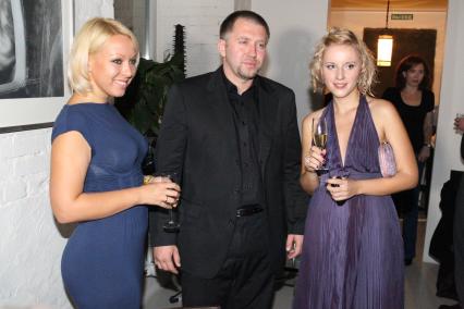 2 сентября 2010 года. Салон VERANDA SEVEN. Открытие выставки Андрея Кондрахина (экс - муж Тины Канделаки) О, ПЛОДОТВОРЕНИЕ. На снимке: Рэпер Серега в компании блондинок. Искусство. Выставка. Девушка.