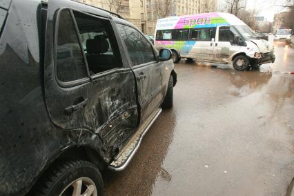 3 марта 2008 года. Авария на перекрестке. Машина. Маршрутное такси. Улица. Перекресток.