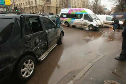 3 марта 2008 года. Авария на перекрестке. Машина. Маршрутное такси. Улица. Перекресток.