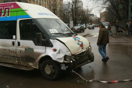 3 марта 2008 года. Авария на перекрестке. Машина. Маршрутное такси. Улица. Перекресток.