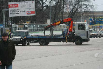 28 марта 2008 года. Авария. Эвакуатор. Машина. Улица.