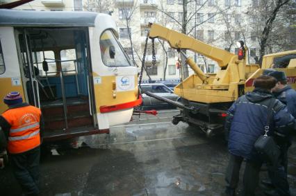 1 декабря 2005 года. Трамвай. Машина. Аварийная служба. Рельсы. Улица.