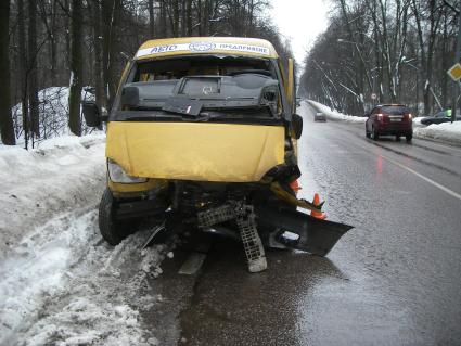 25 февраля 2010 года. Авария . Машина. Маршрутка. Маршрутное такси. Улица. Зима. Снег.