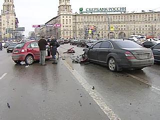 25 февраля 2010 года. Авария на Ленинском проспекте, в которой погибли врачи Ольга Александрина и Вера Сидельникова и пострадал вице-президент компании ЛУКОЙЛ Анатолий Барков. Машина. Проспект. Улица. Зима.