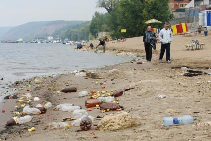 13.09.2010 Самара, Россия. Мусор на пляже на берегу Волги.