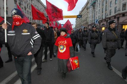 7 ноября 2005 года. Годовщина Октябрьской Социалистической Революции. Митинг сторонников Коммунистической партии и Авангарда красной молодежи в центре Москвы. КПРФ. КПСС. АКМ. Флаг. Красное знамя. Народ. Толпа. Милиция. Оцепление.