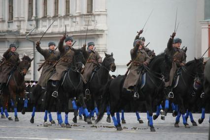 7 ноября 2008 года. Красная площадь. Торжественное шествие в честь 67-й годовщины военного парада 1941 года. Солдат. Кавалерия. Наступление. Атака. Конь.