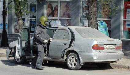 3 мая 2010, Волгоград. Осмотр сапером брошенного автомобиля, на котором какой-то умник еще написал \" Аллах акбар! \".