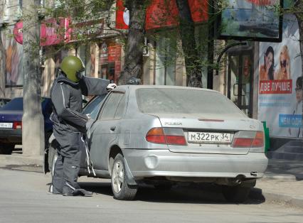 3 мая 2010, Волгоград. Осмотр сапером брошенного автомобиля, на котором какой-то умник еще написал \" Аллах акбар! \".