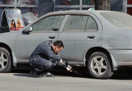 3 мая 2010, Волгоград. Осмотр сапером брошенного автомобиля, на котором какой-то умник еще написал \" Аллах акбар! \".