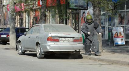 3 мая 2010, Волгоград. Осмотр сапером брошенного автомобиля, на котором какой-то умник еще написал \" Аллах акбар! \".