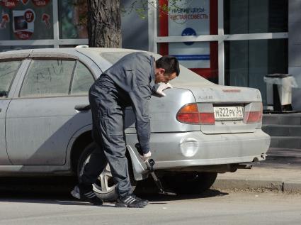 3 мая 2010, Волгоград. Осмотр сапером брошенного автомобиля, на котором какой-то умник еще написал \" Аллах акбар! \".