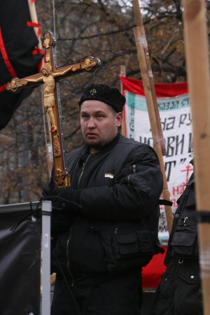 4 ноября 2006 года. День народного единства в Москве. На снимке: митинг православно-патриотических организаций, проведенного в рамках РУССКОГО МАРША на Славянской площади. Верующие. Крест. Хоругвь. Флаг.