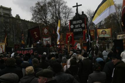 4 ноября 2006 года. День народного единства в Москве. На снимке: митинг православно-патриотических организаций, проведенного в рамках РУССКОГО МАРША на Славянской площади. Верующие. Крест. Хоругвь. Флаг. Толпа. Народ.