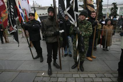 4 ноября 2006 года. День народного единства в Москве. На снимке: митинг православно-патриотических организаций, проведенного в рамках РУССКОГО МАРША на Славянской площади. Верующие. Крест. Хоругвь. Флаг.