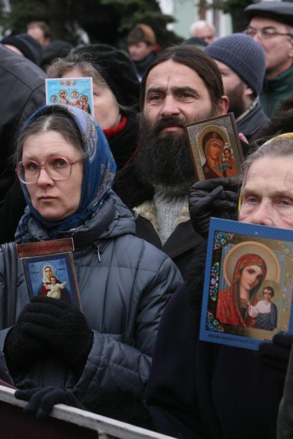 4 ноября 2006 года. День народного единства в Москве. На снимке: митинг православно-патриотических организаций, проведенного в рамках РУССКОГО МАРША на Славянской площади. Верующие. Икона.