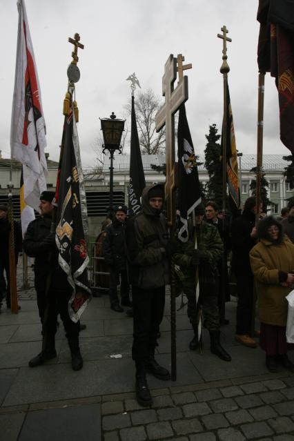 4 ноября 2006 года. День народного единства в Москве. На снимке: митинг православно-патриотических организаций, проведенного в рамках РУССКОГО МАРША на Славянской площади. Верующие. Крест. Хоругвь. Флаг.