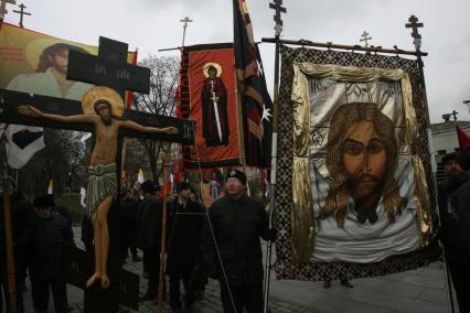 4 ноября 2006 года. День народного единства в Москве. На снимке: митинг православно-патриотических организаций, проведенного в рамках РУССКОГО МАРША на Славянской площади. Верующие. Крест. Хоругвь. Флаг.