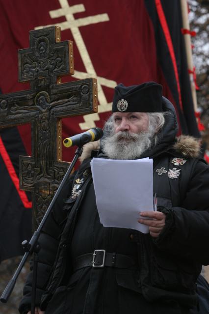 4 ноября 2006 года. День народного единства в Москве. На снимке: митинг православно-патриотических организаций, проведенного в рамках РУССКОГО МАРША на Славянской площади. Верующие. Крест. Хоругвь. Флаг.