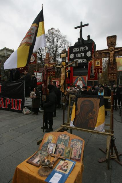 4 ноября 2006 года. День народного единства в Москве. На снимке: митинг православно-патриотических организаций, проведенного в рамках РУССКОГО МАРША на Славянской площади. Верующие. Крест. Хоругвь. Флаг. Икона.