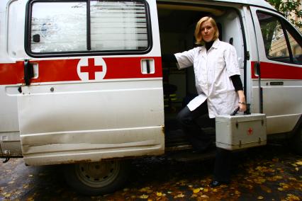 Нижний Новгород. 12.09.2010. Скорая помощь. Медсестра. Санитарка. Врач. Врач скорой помощи. Неотложка. Карета скорой помощи.