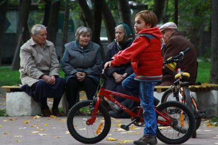 Жанровая съем ка на улицах Москвы,  27 сентября 2010 года.  Пенсионная реформа. Пенсия. Старики молодежь. Дети. Взрослые.