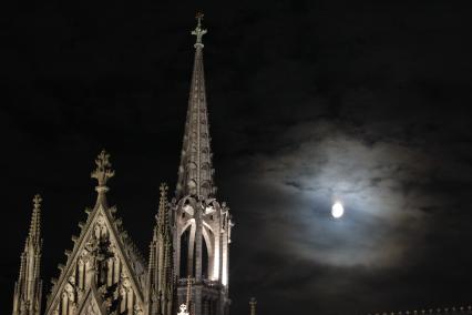 Ночной вид на Кёльнский собор ((нем. K??lner Dom), Кёльн, 19 сентября 2010 года. Night view of the Cologne Cathedral ((German: K??lner Dom), Cologne, 19 September 2010.