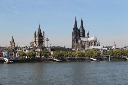 Вид на Кёльнский собор ((нем. Kolner Dom) и исторический центр города, Кёльн, 19 сентября 2010 года. Cologne Cathedral ((German: Kolner Dom), Cologne, 19 September 2010.