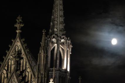 Ночной вид на Кёльнский собор ((нем. K??lner Dom), Кёльн, 19 сентября 2010 года. Night view of the Cologne Cathedral ((German: K??lner Dom), Cologne, 19 September 2010.