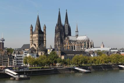 Вид на Кёльнский собор ((нем. Kolner Dom) и исторический центр города, Кёльн, 19 сентября 2010 года. Cologne Cathedral ((German: Kolner Dom), Cologne, 19 September 2010.