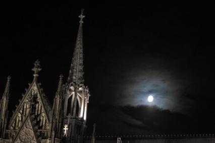 .очной вид на .ёльнский собор ((нем. K??lner Dom), .ёльн, 19 сентября 2010 года. Night view of the Cologne Cathedral ((German: K??lner Dom), Cologne, 19 September 2010.