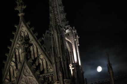 Ночной вид на Кёльнский собор ((нем. K??lner Dom), Кёльн, 19 сентября 2010 года. Night view of the Cologne Cathedral ((German: K??lner Dom), Cologne, 19 September 2010.