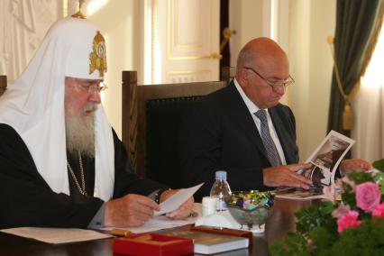 3 октября 2008 года. Резиденция Патриарха в Даниловом монастыре. Второе заседание Попечительского совета благотворительного фонда поддержки русских святынь на Святой Горе Афон. На снимке: Святейший Патриарх Московский и всея Руси Алексий II и Мэр Москвы Юрий Лужков.