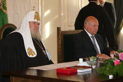 3 октября 2008 года. Резиденция Патриарха в Даниловом монастыре. Второе заседание Попечительского совета благотворительного фонда поддержки русских святынь на Святой Горе Афон. На снимке: Святейший Патриарх Московский и всея Руси Алексий II и Мэр Москвы Юрий Лужков.