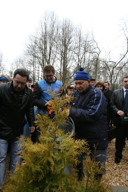 14 апреля 2007 года. Юрий Лужков сажает деревья на субботнике. Дерево. Туя. Посадка. Лопата. Ведро.