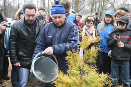14 апреля 2007 года. Юрий Лужков сажает деревья на субботнике. Дерево. Туя. Посадка. Лопата. Ведро.